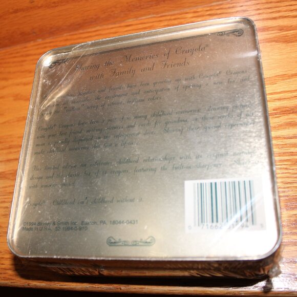 3/$88❤️Limited Edition 1994 CRAYOLA Trademark tin gift box +sharpener +64crayons - Picture 8 of 11